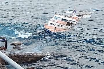 La pequeña embarcación que chocó contra la escollera del muelle de Salinetas se hundió por completo/TA.